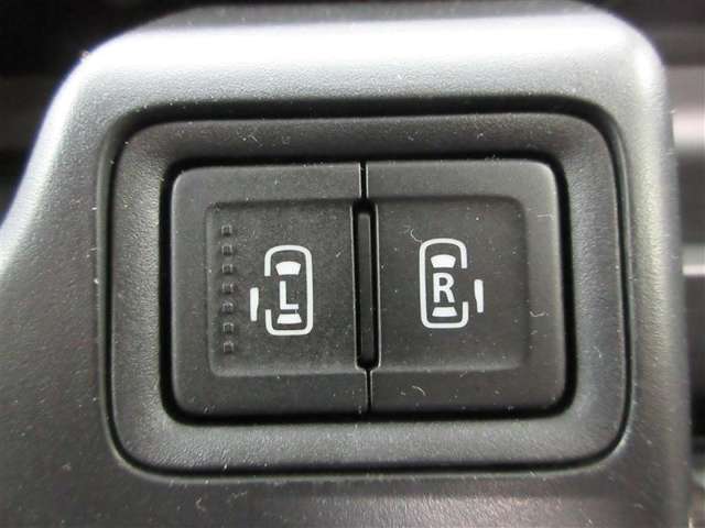 後席ドアは両側電動スライドドアです、運転席で開閉操作ができます。