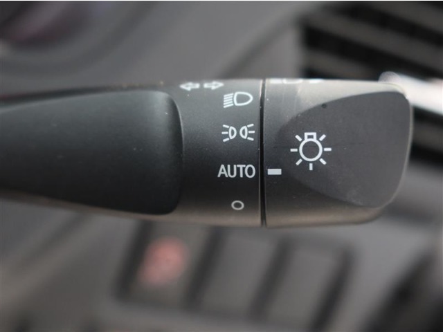 車外の明るさに応じて、自動的にライトの点灯・消灯をしてくれます