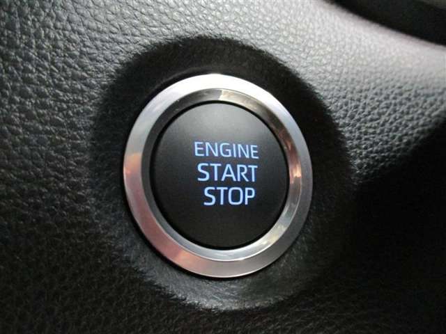 スタートシステム♪ハイブリッドシステムの始動は、ブレーキを踏んでエンジンスイッチを押すだけ。キーを差し込む手間もなく、カンタンでスムーズです♪