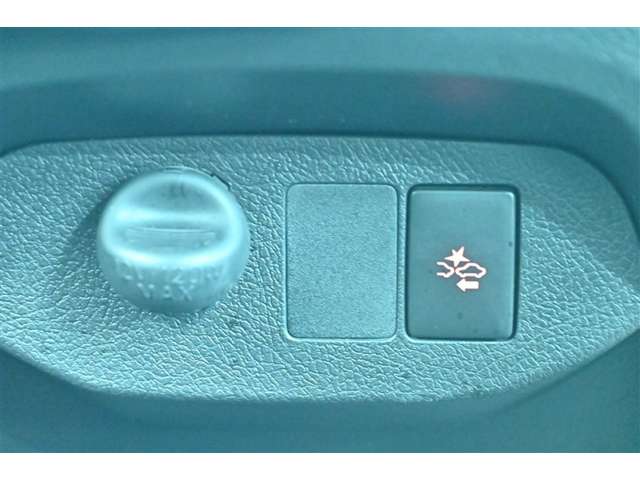 道路上の白（黄）線を認識し,走行中の車線からはみ出しそうになった時、メーター内の警告灯とブザーで注意喚起してくれる安心・安全機能です