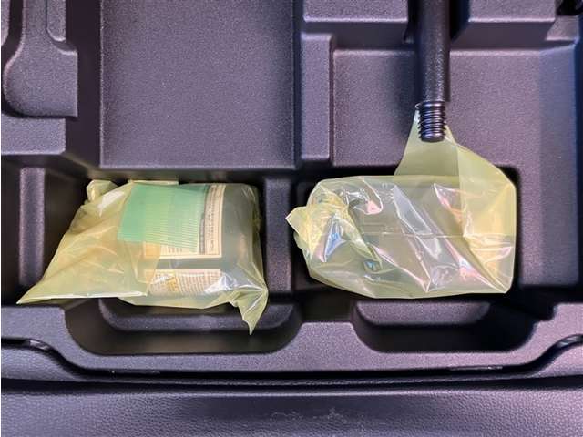 パンク修理キットがトランクに載っています。