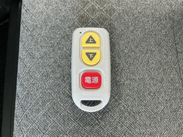 【ウェルカムターンシートリフト】リモコンで簡単操作！ゆっくりと駆動するため、お乗りになられる方も安心です♪