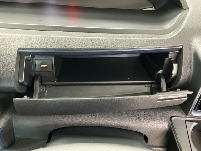 【インパネアッパーボックス】サッと取り出せてサッとしまえる、運転席の目の前にはボックスが装備されております！薄型のボックスティッシュなど収納可能☆