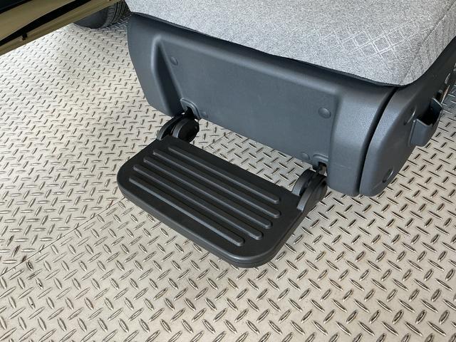 お客様に気持ち良く乗っていただけるよう、工具を使わず取り外せる部品は全て取り外し清掃しております。シート可動の場合は、シートを動かし裏側まで清掃を行っております。