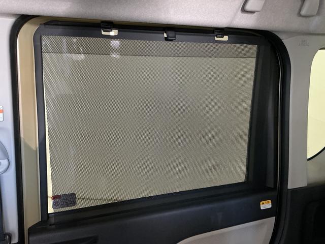 【格納式シートバックテーブル】車内でのお食事などで活躍♪カップホルダーも備えています。
