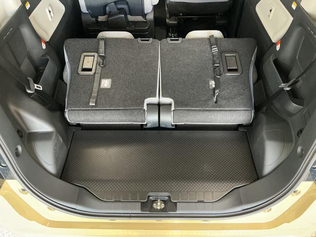 【ラゲージフロア】お客様に気持ち良く乗っていただけるよう、工具を使わず取り外せる部品は全て取り外し清掃しております。シート可動の場合は、シートを動かし裏側まで清掃を行っております。