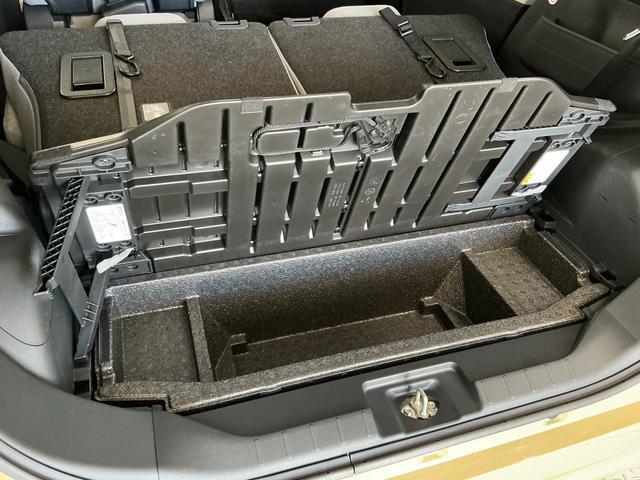 【ラゲージアンダーボックス】転がりやすい小さなお荷物などはこちらのボックスがお役立ち。スペースを有効活用しスッキリした車内空間に！