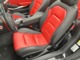 運転席は使用感も少なく綺麗な状態です。内装全体が赤と黒でまとめられており、統一感のある仕様です。