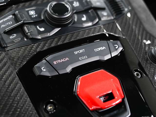 特徴的なスターターボタンの上部には走行モードの切り替えスイッチがございます。