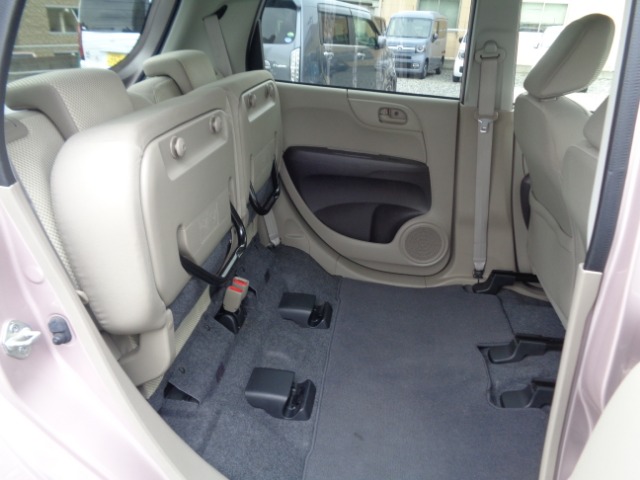 リヤシートにはチップアップ機能がついており背の高い荷物も積載可能です。