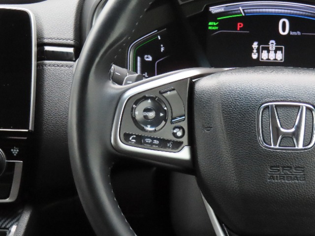 【オーディオの切り替えスイッチ】運転中もナビを触ることなく、ソース選択やボリュームの調節などができるので安全です。