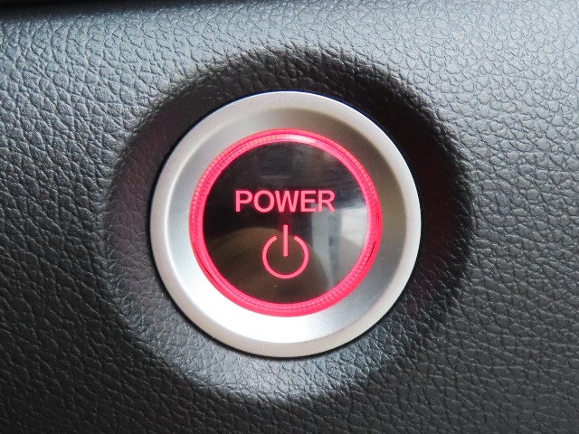 【プッシュエンジンスタート】Hondaスマートキーを携帯していればスイッチを押すだけで、エンジンの始動・停止が可能。キーをバッグから取り出して差し込む手間がいりません。