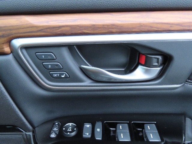 運転席はパワーシートになっています！ドアノブのボタンからシートポジションの記憶、ポジション変更ができます。