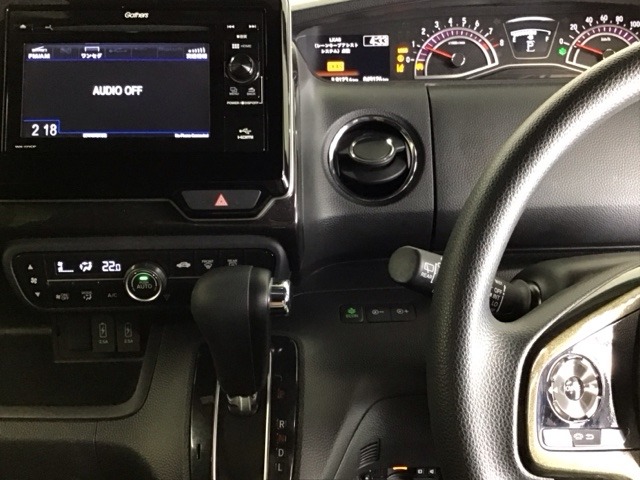純正ディスプレイオーディオが装備されています。ステアリング左手側にオーディオ関連のコントロールスイッチを配置しています。操作時は視線を逸らすことなく運転に集中できます。