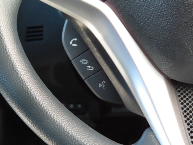 ハンズフリーテレホンの操作スイッチです。運転中、突然の着信が来てもスマホを見ずに電話応対ができるので安全です。