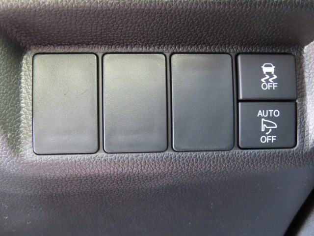 トラクションコントロールとオートリトラミラーのオフスイッチがあります。