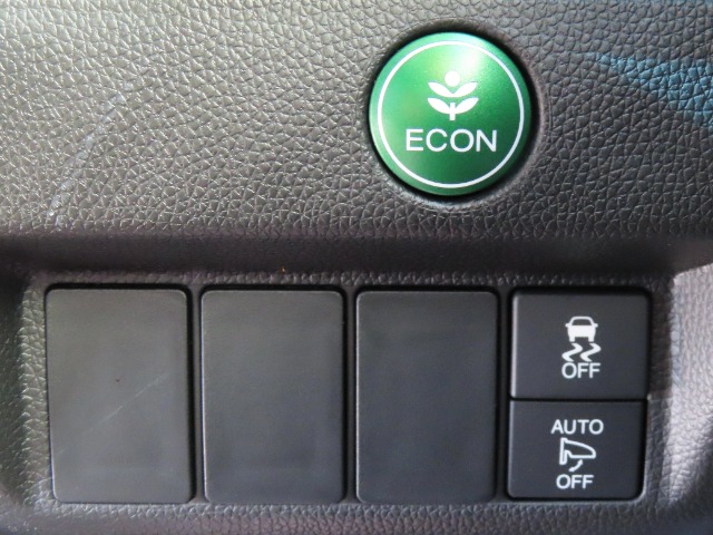 【ECONスイッチ】エンジンやエアコンといった、クルマ全体の動きを燃費優先で自動制御するECONモードに切り替えられます。空調など快適性を優先したいときは、スイッチを押してOFFにできます。