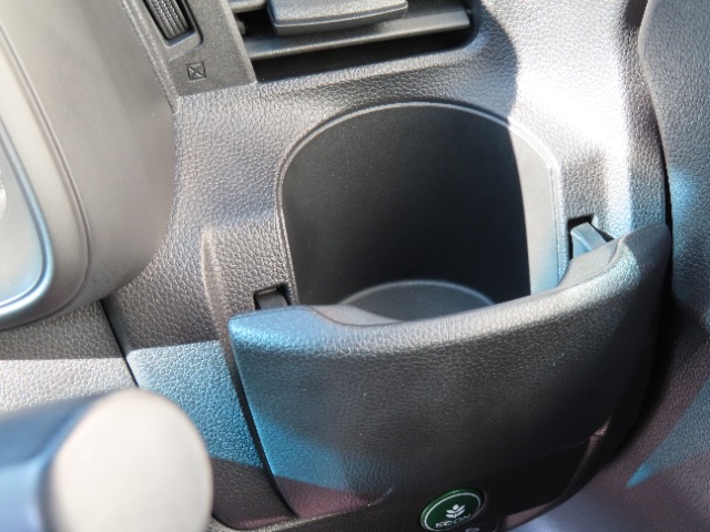 【運転席アッパーボックス】お財布などの小物からティッシュボックスまで、よく使うものの収納に便利です。