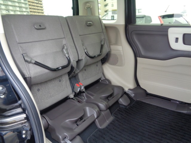 リヤシートにはチップアップ機能がついており背の高い荷物も積載可能です。