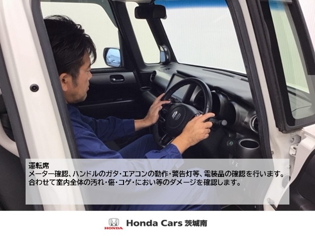 ★運転席★メーター確認、ハンドルのガタ・エアコンの動作・警告灯等、電製品の確認を行います。合わせて室内全体の汚れ・傷・コゲ・におい等のダメージを確認します。