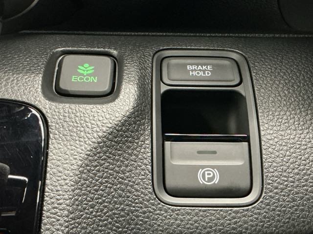 燃費の向上に有効なＥＣＯＮスイッチ、わずかな力で簡単に操作出来る電動パーキングブレーキ、信号待ちや渋滞時などブレーキを踏み続ける場合に比べて足腰の疲労が軽減されるオートブレーキホールド付きです！