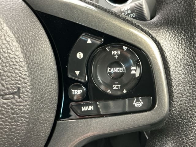 アクセルから足を離しても設定したスピードを保ち走行し、高速道路での疲労軽減に役立つクルーズコントロール付きです！