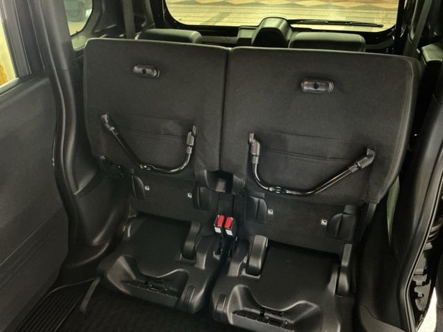 リアシート座面を持ち上げると、背の高い荷物を積むのに便利なトールモードに変身します！多彩なシートアレンジで使い勝手良好！