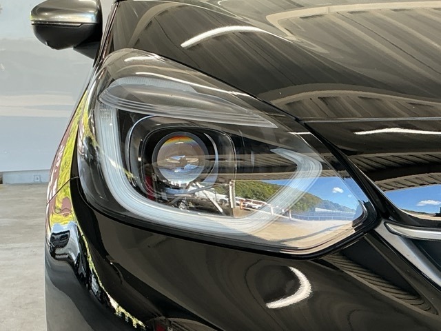 【ＬＥＤヘッドライト】ディスチャージヘッドライト（ＨＩＤ）と同等の明るさで、夜道や雨天走行が明るく視界良好！！　フォグライトも装備で、安心感さらにＵＰです♪安心ドライブを楽しんで下さい♪