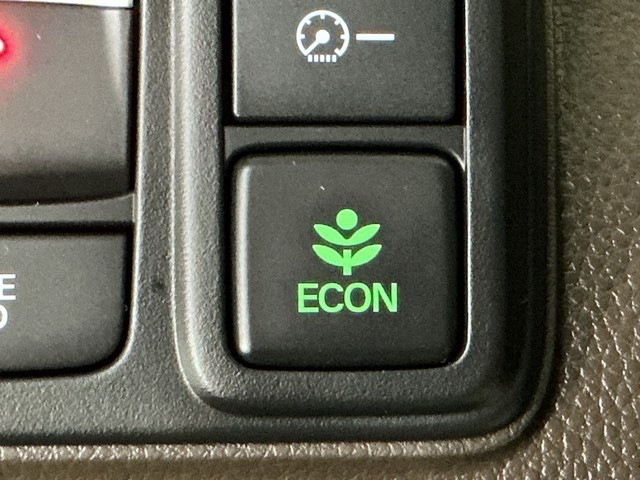 ★ＥＣＯＮスイッチ★　エコドライブを加速しよう！スイッチをＯＮにすると、運転の仕方によるロスを抑え込み燃費をよくするようクルマが頑張ります（＊＾ー＾＊）燃費向上にチャレンジ♪