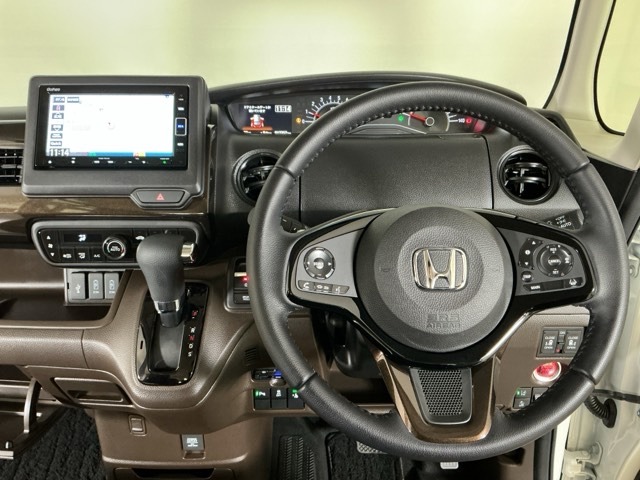 【ハンドル】運転にかかわる様々な操作を安全に行えるように視点移動が少なく操作性に配慮されたスイッチ類が凝縮されたコックピットです。