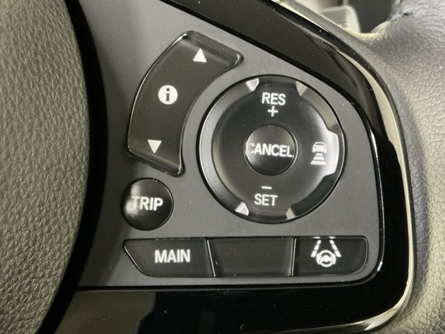 【アダプティブ・クルーズ・コントロール】予め設定した車速内でクルマが自動的に加減速。 前走車との適切な車間距離を維持しながら追従走行し、高速道路でのドライバーの疲労を軽減してくれる嬉しい機能付♪