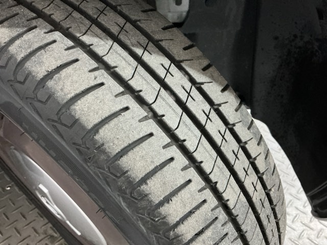安全に走行するためには空気圧の確認をはじめ溝の深さ、ひび割れの等の点検が必要です。点検時に交換が必要と判断した場合は交換いたします。