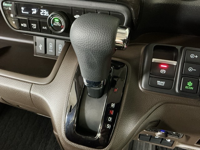 オートマチックシフトレバーは、手になじみ操作しやすい形状で安全運転にもつながります♪