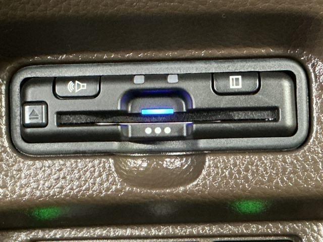 【ＥＴＣ車載器】もはや必須アイテムのETCを搭載！高速道路のご利用時にとても便利！わずらわしい料金所での現金支払いが不要となりスムーズに通過できます♪