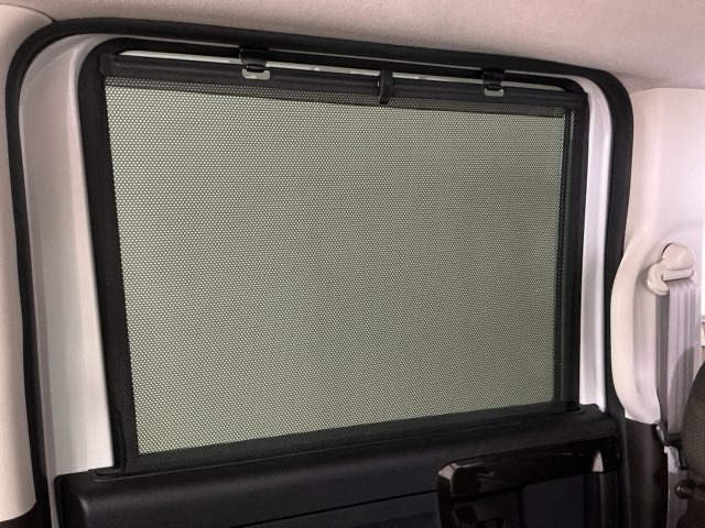 【ロールサンシェイド】まぶしい光を軽減し、心地よい車内に♪ロール式なので開け閉めも容易にできます！