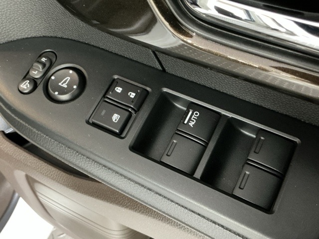 運転席のスイッチで全てのウィンドウの開閉操作を行うことができます。ロックボタンをONにしておくと、運転席以外のウィンドウは作動しないのでお子様を乗せているときなども安心ですね♪