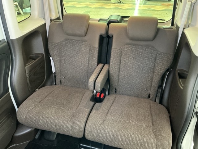 【後席】後席のお足元もとっても広いですよ！更に後席もスライドが可能ですので、おかけになられる方の体格やお荷物量に合わせてスペースを調整できます♪後席シートも乗り心地ＯＫ！ゆったり乗れます♪