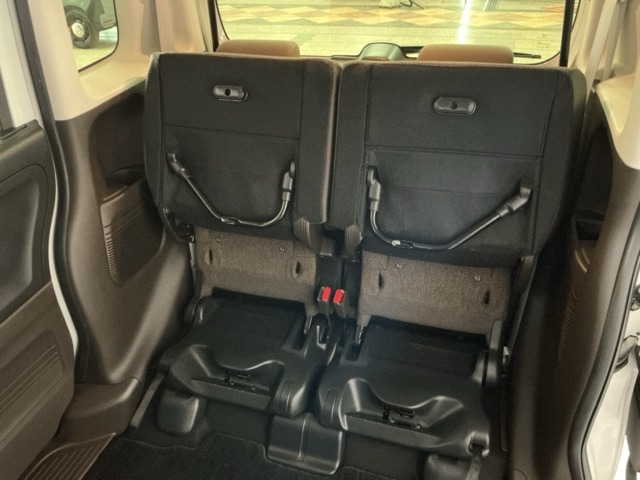 リアシート座面を持ち上げると、背の高い荷物を積むのに便利なトールモードに変身します！多彩なシートアレンジで使い勝手良好！