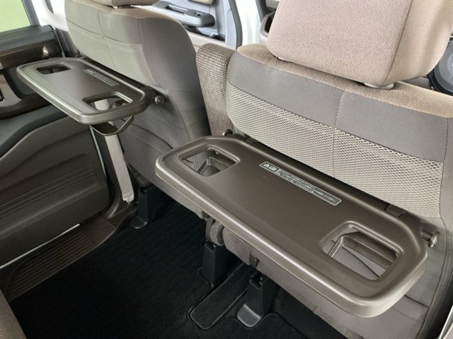 運転席と助手席のシートの裏に収納式のテーブルが装備されています。休憩時のちょっとした小物置きに使えてとっても便利ですね♪