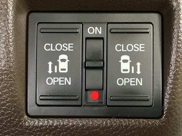 【両側パワースライドドア】両側がパワースライドドアになっており、運転席のスイッチやスマートキーでも開閉が可能です！開口部も広いので乗り降りも楽々♪