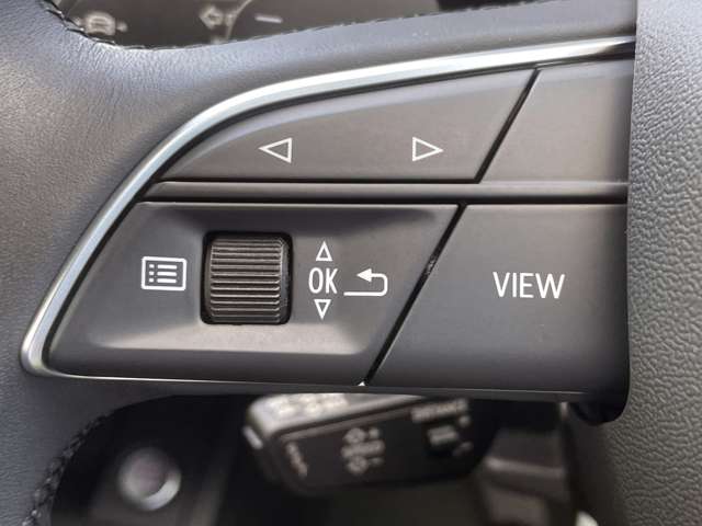 ステアリング左のスイッチはバーチャルコックピットを操作するのに使用します。地図情報や車両情報などを操作して表示できます。