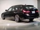 BMWのテールランプはプレスラインへと続く形状のため、統一感のある綺麗なラインを演出しております。