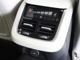 前席のセンターコンソールの後端にはエアコンの吹き出し口だけでなく、後席の空調のスイッチ、USB Type-Cの差込口があります　またセカンドシート用のシートヒーターのスイッチも搭載されています