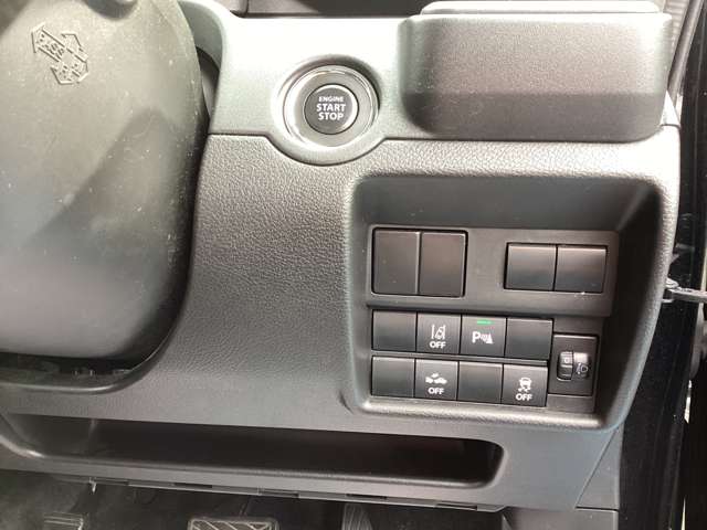 各種スイッチは、運転席のハンドル右手にまとまって配置されています。