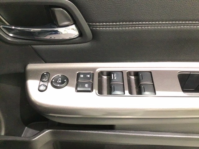 ★運転席の周りには手の届く範囲に、パワーウインドウスイッチ・左側電動スライドドアの操作スイッチ・ＥＴＣがついています。また、スマートキー付きですからドアロックの開閉およびエンジンスタートが楽々です。