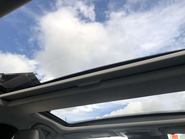 開放感のある大型パノラマルーフを搭載しているため、車内が明るく開放的で快適な空間が実現できます。