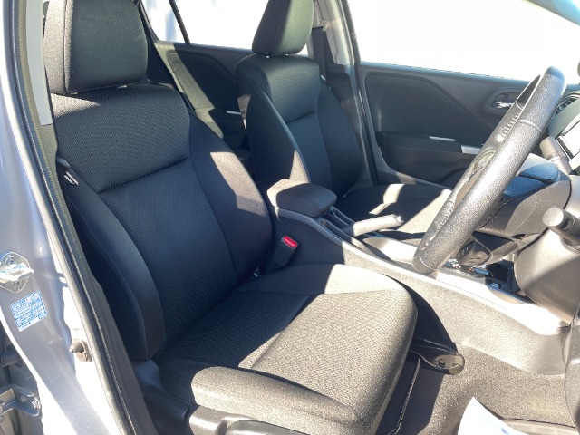 厚みがあり、適度な柔らかさを持った大きなフロントシートで、ゆったりとドライブすることができます。