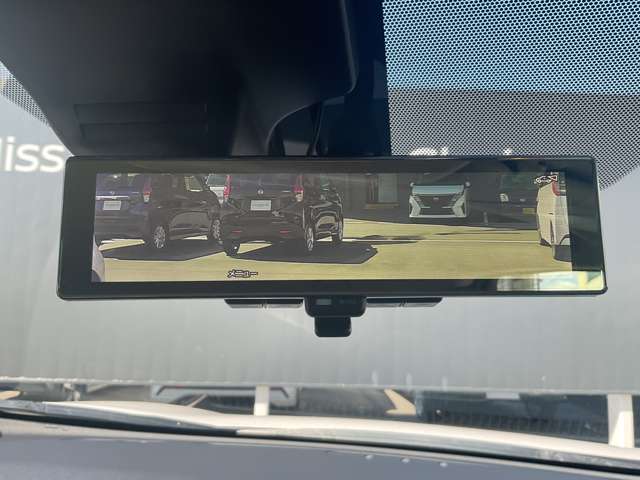 インテリジェントルームミラーは、車両後方のカメラ映像をミラー面に映し出すので、同乗者や積み荷などの車内状況や、天候などに影響されずいつでもクリアな後方視界が得られます。