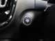 イグニッションはハンドルの左側のプッシュボタンで行います　キーレス機能により、キーは所定の場所にセットする必要なくエンジンを掛けることができます