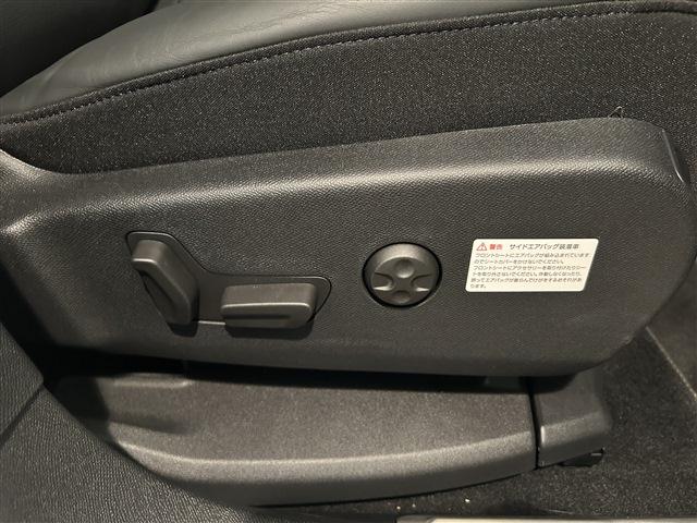 運転席のみパワーシートを装備しております。写真右側の円形のスイッチは電動ランバーサポートです。